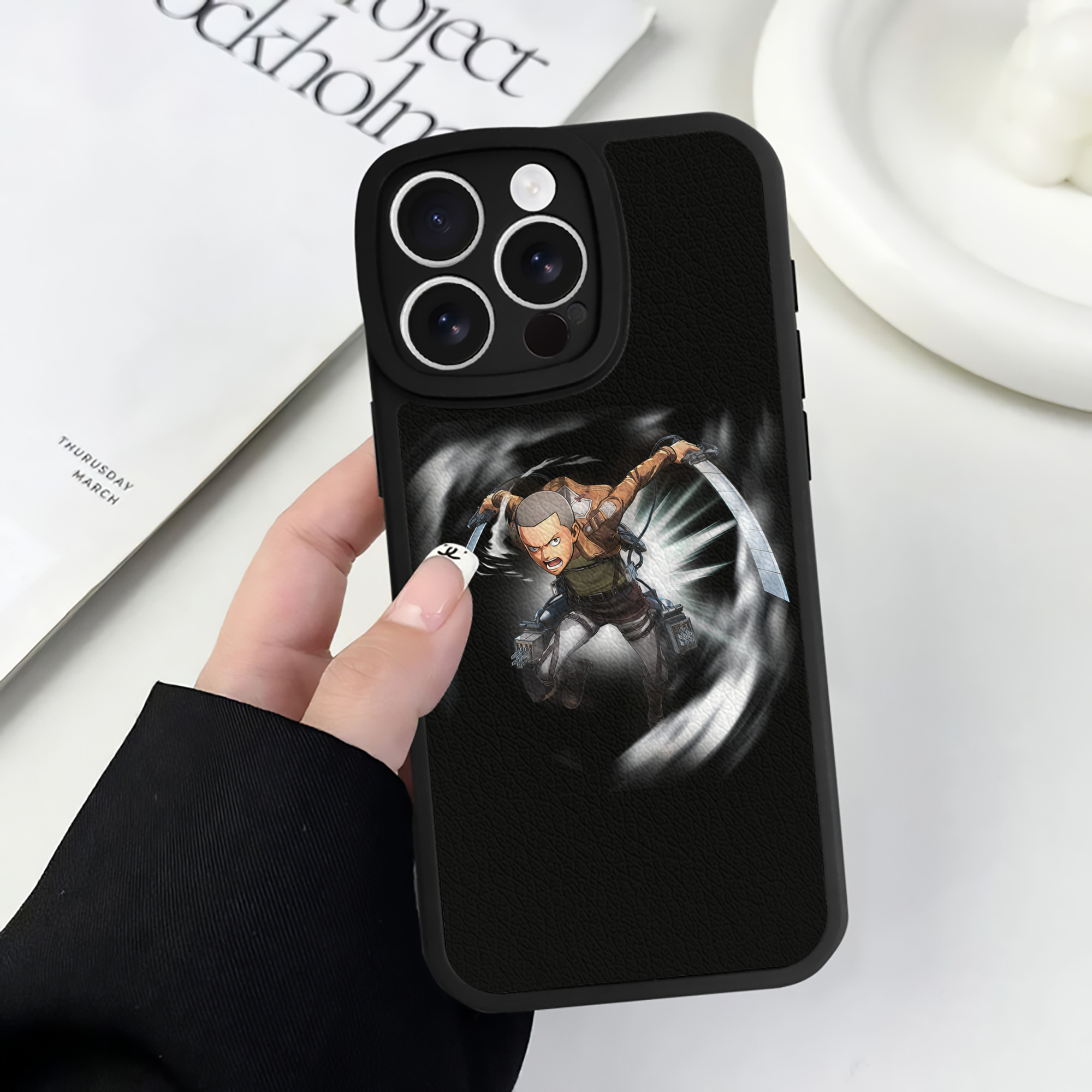 （画像用） 進撃の巨人 コニー·スプリンガー Attack on Titan Connie Springer 【iPhone 16シリーズ対応】シリコンスマホケース（レザー調） 材質：シリコン